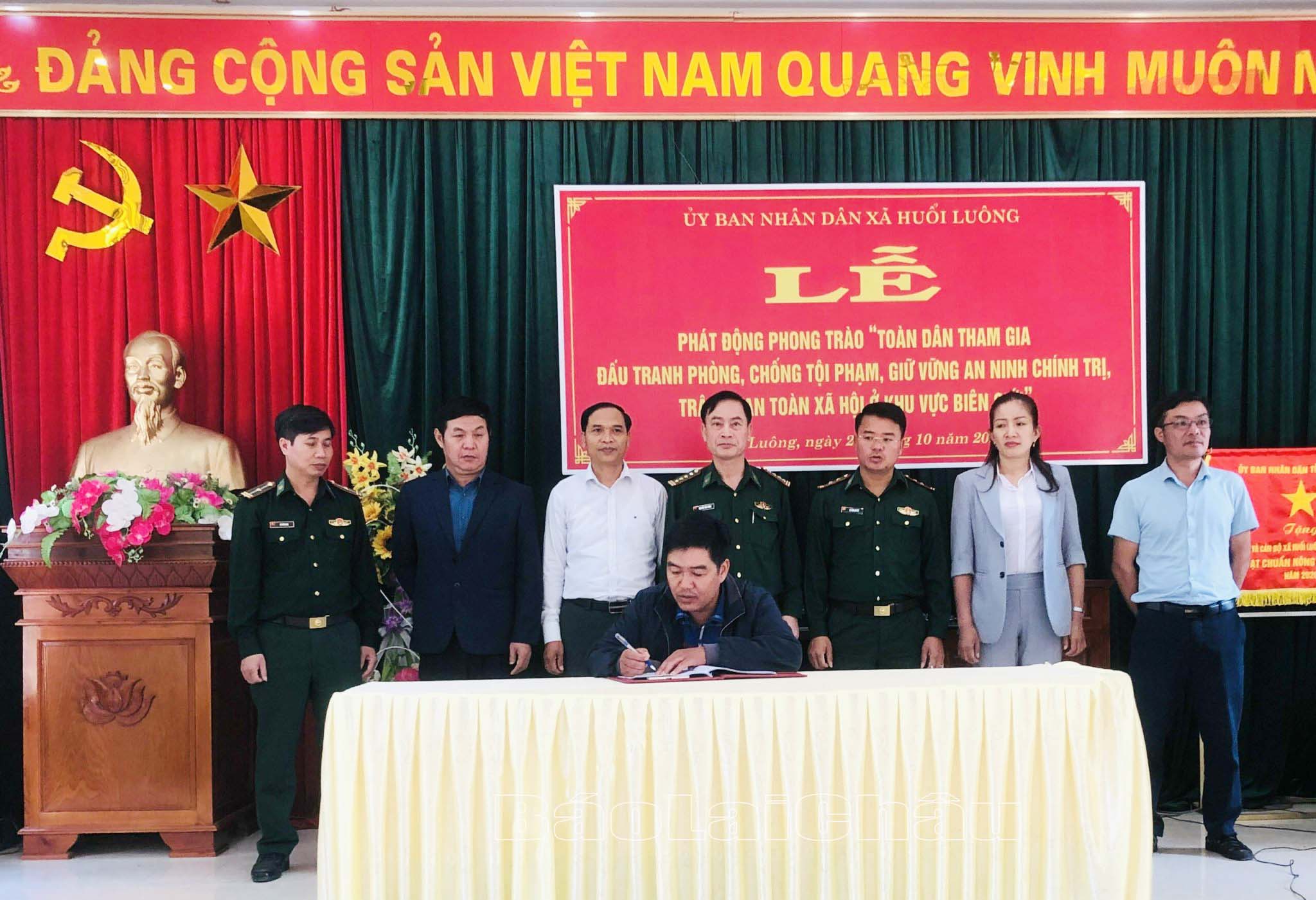 Đại diện bản Pô Tô (xã Huổi Luông) ký giao ước thực hiện phong trào “Toàn dân tham gia đấu tranh phòng, chống tội phạm, giữ gìn an ninh chính trị, trật tự an toàn xã hội ở khu vực biên giới”.  